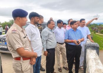 बाढ़ के मुहाने पर गढ़वा! नदियों के बढ़ते जलस्तर के बीच जमीन पर उतरे DC; भीम बराज और सोन-कोयल तटीय इलाकों का लिया जायजा