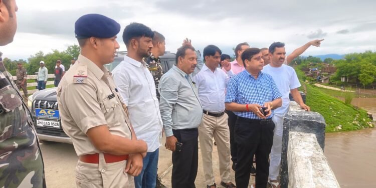 बाढ़ के मुहाने पर गढ़वा! नदियों के बढ़ते जलस्तर के बीच जमीन पर उतरे DC; भीम बराज और सोन-कोयल तटीय इलाकों का लिया जायजा