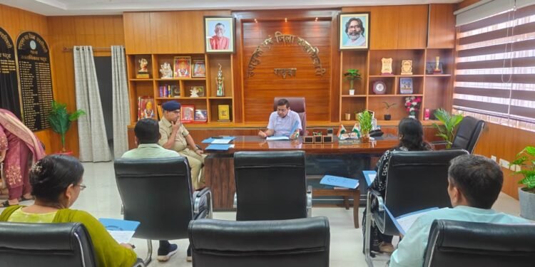 गढ़वा में महिलाओं और बच्चियों के सशक्तीकरण की नई पहल! मिशन शक्ति की बैठक में DC का बड़ा फैसला; हर विभाग में तैनात होंगे नोडल अफसर