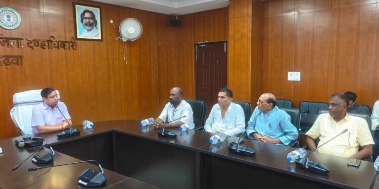 वोटर लिस्ट पुनरीक्षण (SIR) पर एक्शन मोड में प्रशासन! गढ़वा DC की सर्वदलीय बैठक; गड़बड़ी या अफ़वाह फैलाने वालों पर होगी सख्त कानूनी कार्रवाई