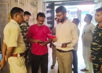 मिलावटखोरों पर गढ़वा प्रशासन का कड़ा प्रहार! मेराल में दुकानों पर ताबड़तोड़ छापेमारी; स्टिंग, रेडबुल ड्रिंक्स हटवाए, होटल से पनीर का सैंपल जब्त