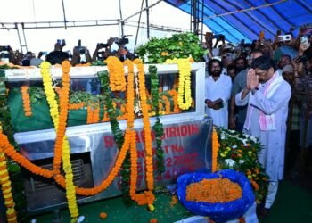 गिरिडीह पहुंचे CM हेमंत सोरेन! दिवंगत मंत्री सुदिव्य कुमार को दी भावभीनी श्रद्धांजलि; बोले— ‘राज्य ने खोया एक समर्पित और युवा नेतृत्व’