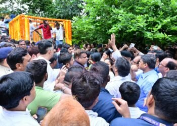 अंतिम यात्रा में उमड़ा जनसैलाब! नम आंखों से विदा हुए मंत्री सुदिव्य कुमार; CM हेमंत सोरेन ने पार्थिव शरीर को दिया कंधा, राजकीय सम्मान से हुआ अंतिम संस्कार