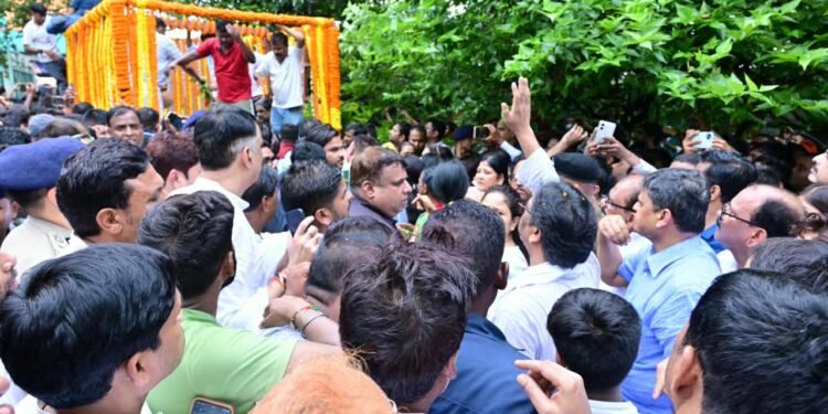 अंतिम यात्रा में उमड़ा जनसैलाब! नम आंखों से विदा हुए मंत्री सुदिव्य कुमार; CM हेमंत सोरेन ने पार्थिव शरीर को दिया कंधा, राजकीय सम्मान से हुआ अंतिम संस्कार
