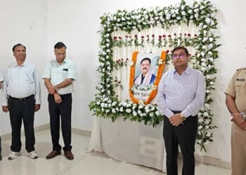 गढ़वा समाहरणालय में छाएगा सन्नाटा! दिवंगत मंत्री सुदिव्य कुमार की याद में शोक सभा; DC-SP समेत अधिकारियों ने नम आंखों से दी श्रद्धांजलि