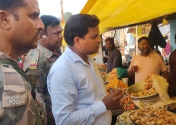 मिलावटखोरों पर गढ़वा प्रशासन का बड़ा प्रहार! रमकंडा में दुकानों पर सघन छापेमारी; 22 किलो जहरीली रंग वाली मिठाइयां मौके पर नष्ट