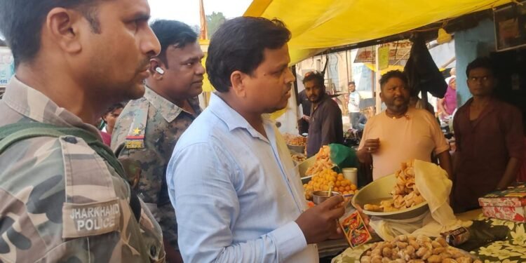 मिलावटखोरों पर गढ़वा प्रशासन का बड़ा प्रहार! रमकंडा में दुकानों पर सघन छापेमारी; 22 किलो जहरीली रंग वाली मिठाइयां मौके पर नष्ट