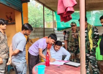 मिलावटखोरों और नामी ब्रांड्स पर गढ़वा प्रशासन का सर्जिकल स्ट्राइक! 115 अमानक उत्पादों के खिलाफ ताबड़तोड़ छापेमारी; 50 किलो नकली मिठाई और एनर्जी ड्रिंक्स नष्ट