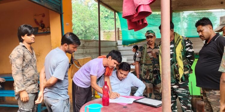 मिलावटखोरों और नामी ब्रांड्स पर गढ़वा प्रशासन का सर्जिकल स्ट्राइक! 115 अमानक उत्पादों के खिलाफ ताबड़तोड़ छापेमारी; 50 किलो नकली मिठाई और एनर्जी ड्रिंक्स नष्ट