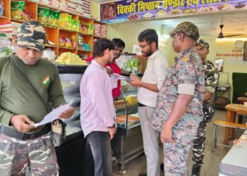मझिआंव में खाद्य सुरक्षा विभाग का बड़ा एक्शन! रेड बुल और स्टिंग समेत 115 उत्पादों पर नकेल; नामी मिठाई दुकानों से लिए गए सैंपल