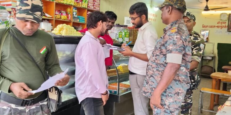 मझिआंव में खाद्य सुरक्षा विभाग का बड़ा एक्शन! रेड बुल और स्टिंग समेत 115 उत्पादों पर नकेल; नामी मिठाई दुकानों से लिए गए सैंपल