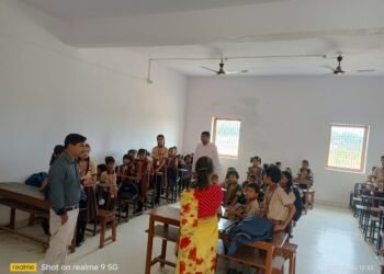 मासूम बच्चों की जिंदगी से खिलवाड़! गढ़वा के आर० के० पब्लिक स्कूल की बसों में मिलीं भारी कमियां; नशे में धुत मिला ड्राइवर, 15 सीटर बस में ठूंसे 32 बच्चे