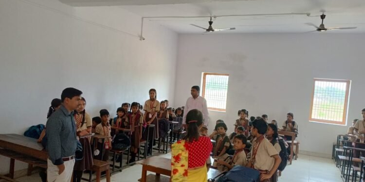 मासूम बच्चों की जिंदगी से खिलवाड़! गढ़वा के आर० के० पब्लिक स्कूल की बसों में मिलीं भारी कमियां; नशे में धुत मिला ड्राइवर, 15 सीटर बस में ठूंसे 32 बच्चे