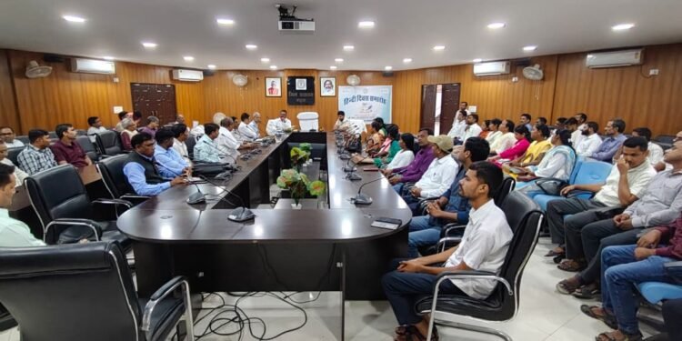 हिंदी केवल भाषा नहीं, हमारी सांस्कृतिक पहचान है! गढ़वा समाहरणालय में हिंदी दिवस पर गूंजीं कविताएं; अधिकारियों और कवियों ने लिया व्यापक प्रचार-प्रसार का संकल्प