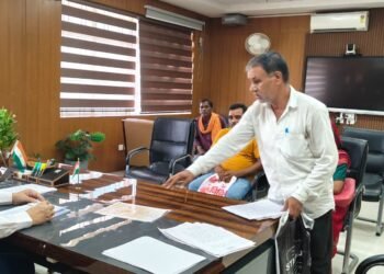 गढ़वा समाहरणालय में जनसुनवाई की गूंज! DC पशुपति नाथ मिश्रा के सामने खुले घोटालों के राज; SIR में गड़बड़ी और अबुआ आवास धांधली पर सख्त एक्शन