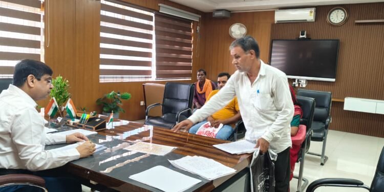 गढ़वा समाहरणालय में जनसुनवाई की गूंज! DC पशुपति नाथ मिश्रा के सामने खुले घोटालों के राज; SIR में गड़बड़ी और अबुआ आवास धांधली पर सख्त एक्शन