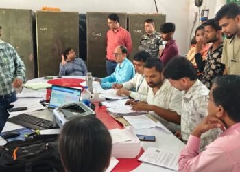 कोई योग्य नागरिक छूटे न! गढ़वा DC पशुपति नाथ मिश्रा पहुंचे मुसहर टोला; बिना कागजात अटके 76 मताधिकारों के लिए चुनाव आयोग से मांगी गाइडलाइन