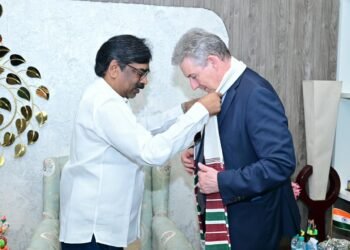 ग्लोबल पार्टनरशिप की दिशा में झारखंड का बड़ा कदम! CM हेमंत सोरेन से मिले ऑस्ट्रेलियन काउंसलेट-जनरल बर्नार्ड लिंच; शिक्षा, मिनरल्स और निवेश में साझेदारी पर बनी सहमति