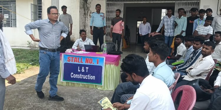 हुनर से आत्मनिर्भरता की ओर गढ़वा के कदम! आईटीआई भंडरिया में लगा प्रधानमंत्री अप्रेंटिसशिप मेला; 15 युवाओं को मिला रोजगार, 17 हुए शॉर्टलिस्ट