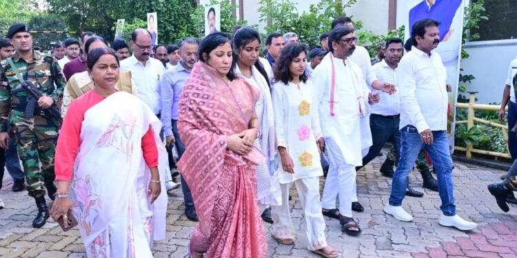 ‘सोनू भैया का न रहना राज्य के लिए अपूरणीय क्षति!’ गिरिडीह पहुंचे CM हेमंत सोरेन; दिवंगत पूर्व मंत्री स्व. सुदिव्य कुमार सोनू के श्राद्ध कर्म में हुए शामिल, दी भावभीनी श्रद्धांजलि