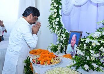 दु:ख की घड़ी में परिजनों के साथ खड़े दिखे CM हेमंत सोरेन! रांची के अशोक नगर पहुंचे मुख्यमंत्री; स्व० पार्वती देवी जी को दी भावपूर्ण श्रद्धांजलि