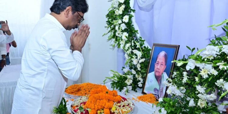 दु:ख की घड़ी में परिजनों के साथ खड़े दिखे CM हेमंत सोरेन! रांची के अशोक नगर पहुंचे मुख्यमंत्री; स्व० पार्वती देवी जी को दी भावपूर्ण श्रद्धांजलि
