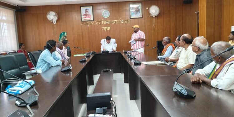 जनसमस्याओं के समाधान में ढिलाई बर्दाश्त नहीं! गढ़वा समाहरणालय में DC की कड़क जनसुनवाई; रसोइया बहाली में गड़बड़ी और भूमि नक्शा पर दिए जांच के कड़े निर्देश