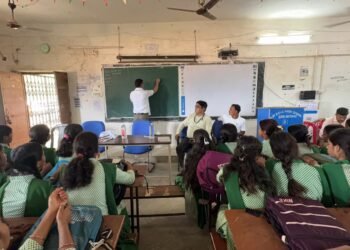 लोकतंत्र की रीढ़ बनेंगे युवा! भवनाथपुर में SIR-2026 के तहत ELC 2.0 से यंग वोटर्स को ट्रेनिंग; उप निर्वाचन पदाधिकारी ने लिया ‘होम टू रोल’ का जायजा