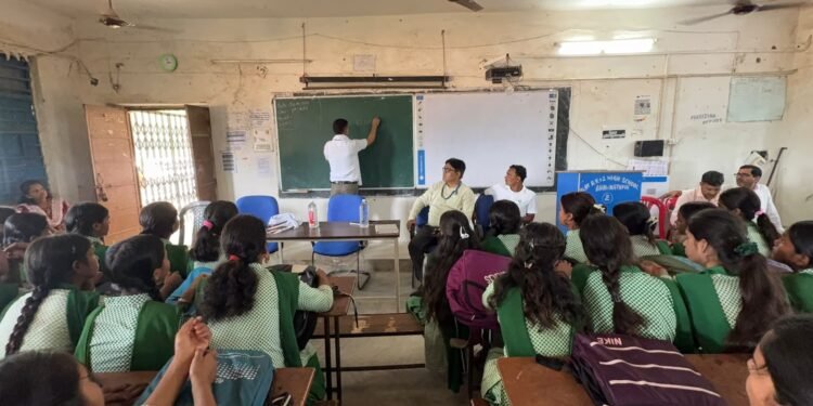 लोकतंत्र की रीढ़ बनेंगे युवा! भवनाथपुर में SIR-2026 के तहत ELC 2.0 से यंग वोटर्स को ट्रेनिंग; उप निर्वाचन पदाधिकारी ने लिया ‘होम टू रोल’ का जायजा