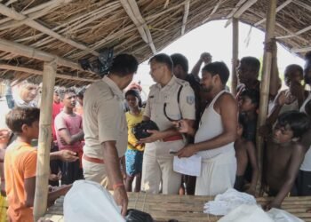 सेवा ही लक्ष्य! साहेबगंज में उफनती गंगा के बीच मसीहा बनी पुलिस; रामपुर दियारा के बाढ़ पीड़ितों को बांटी राहत सामग्री, मूक पशुओं का कराया इलाज