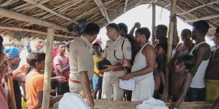 सेवा ही लक्ष्य! साहेबगंज में उफनती गंगा के बीच मसीहा बनी पुलिस; रामपुर दियारा के बाढ़ पीड़ितों को बांटी राहत सामग्री, मूक पशुओं का कराया इलाज