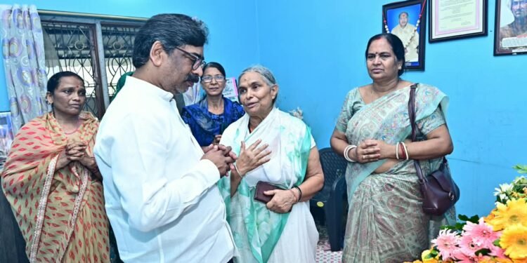 राजनीति का एक और समर्पित सितारा अस्त! पूर्व मंत्री स्व० विमला प्रधान के अंतिम दर्शन करने पहुंचे CM हेमंत सोरेन; पार्थिव शरीर पर अर्पित किया पुष्पचक्र