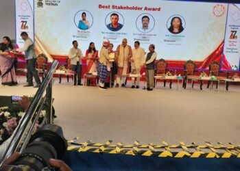 राष्ट्रीय मंच पर चमका झारखंड का हुनर! दुमका के रेशम किसान शंभूनाथ देहरी को मिला राष्ट्रीय पुरस्कार; केंद्रीय कपड़ा मंत्री ने बेंगलुरु में किया सम्मानित
