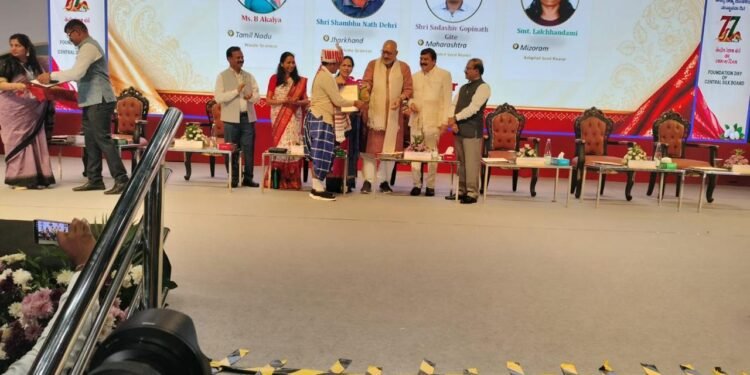 राष्ट्रीय मंच पर चमका झारखंड का हुनर! दुमका के रेशम किसान शंभूनाथ देहरी को मिला राष्ट्रीय पुरस्कार; केंद्रीय कपड़ा मंत्री ने बेंगलुरु में किया सम्मानित