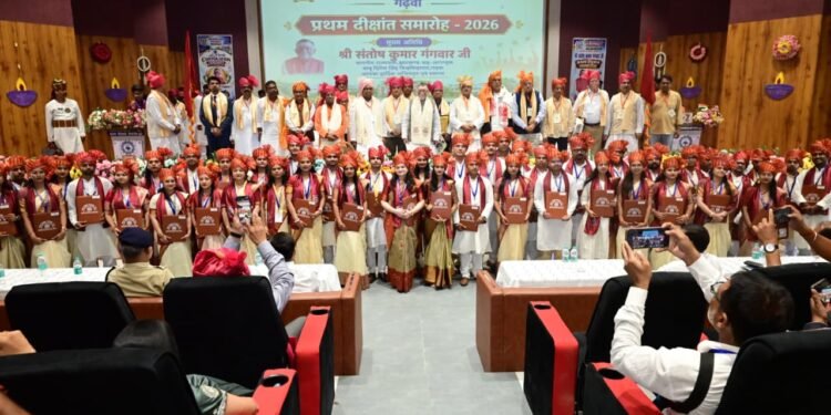 ज्ञान से ही गढ़ेगा समृद्ध समाज का भविष्य! बाबू दिनेश सिंह यूनिवर्सिटी के प्रथम दीक्षांत समारोह में पहुंचे राज्यपाल संतोष गंगवार; कहा— ‘डिग्री से बढ़कर समाज निर्माण में दिखे शिक्षा की सार्थकता’