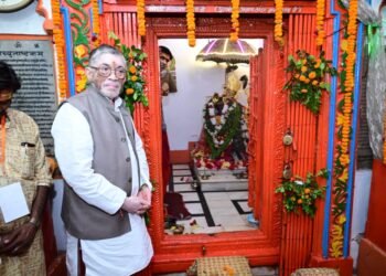 आस्था के पावन धाम पहुंचे कुलाधिपति! राज्यपाल संतोष गंगवार ने श्री बंशीधर मंदिर में की पूजा-अर्चना; राज्यवासियों के सुख-समृद्धि की मांगी दुआ
