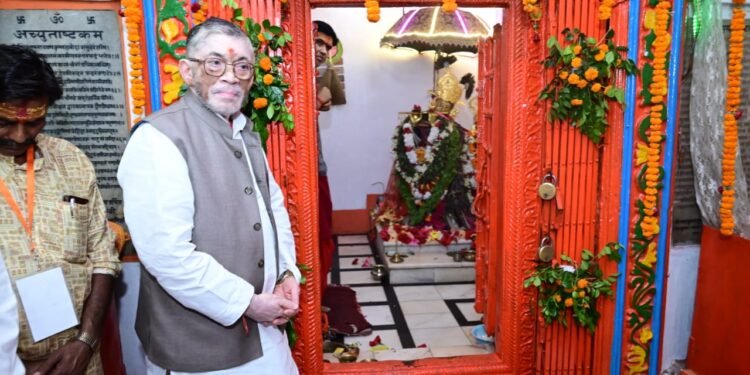 आस्था के पावन धाम पहुंचे कुलाधिपति! राज्यपाल संतोष गंगवार ने श्री बंशीधर मंदिर में की पूजा-अर्चना; राज्यवासियों के सुख-समृद्धि की मांगी दुआ