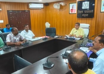 जनवितरण प्रणाली में गड़बड़ी पड़ी भारी! गढ़वा DC की कड़क समीक्षा; दाल-नमक वितरण में लापरवाही और सुस्त e-KYC पर अफसरों को शो-कॉज, FIR की दी चेतावनी