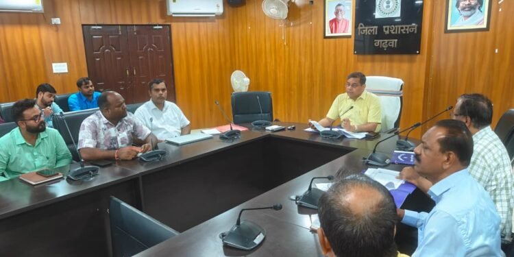 जनवितरण प्रणाली में गड़बड़ी पड़ी भारी! गढ़वा DC की कड़क समीक्षा; दाल-नमक वितरण में लापरवाही और सुस्त e-KYC पर अफसरों को शो-कॉज, FIR की दी चेतावनी