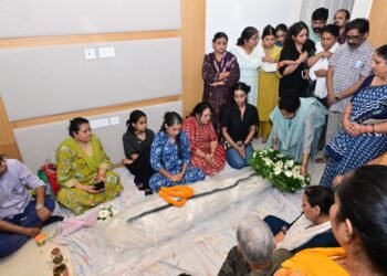 संतान खोने का दुःखा असहनीय और शब्दों से परे! मंत्री दीपिका पांडेय सिंह की दिवंगत पुत्री तृषा सिंह के पार्थिव शरीर पर CM हेमंत सोरेन ने अर्पित किया पुष्पचक्र; दी भावभीनी विदाई