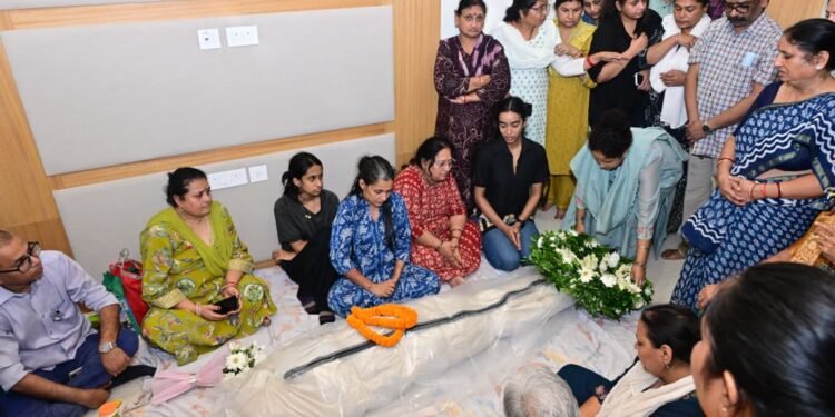 संतान खोने का दुःखा असहनीय और शब्दों से परे! मंत्री दीपिका पांडेय सिंह की दिवंगत पुत्री तृषा सिंह के पार्थिव शरीर पर CM हेमंत सोरेन ने अर्पित किया पुष्पचक्र; दी भावभीनी विदाई