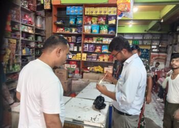 त्योहारी सीजन में मिलावटखोरों पर प्रशासनिक सर्जिकल स्ट्राइक! मंझिआंव में खाद्य सुरक्षा विभाग की छापेमारी; 10 किलो खराब मिठाई कराई नष्ट
