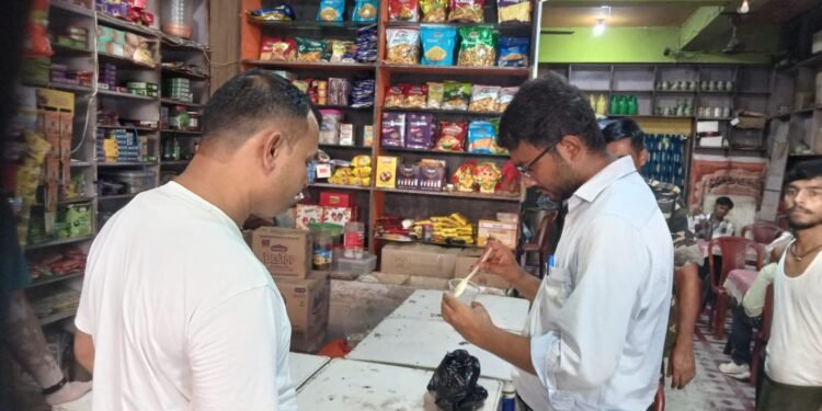 त्योहारी सीजन में मिलावटखोरों पर प्रशासनिक सर्जिकल स्ट्राइक! मंझिआंव में खाद्य सुरक्षा विभाग की छापेमारी; 10 किलो खराब मिठाई कराई नष्ट