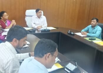 गढ़वा समाहरणालय में DC पशुपति नाथ मिश्रा की कड़क क्लास! विकास योजनाओं पर ढिलाई बरतने वाले अफसरों पर बरसे; कहा— ‘काम में सुधार लाएं वरना होगी सीधी कार्रवाई’