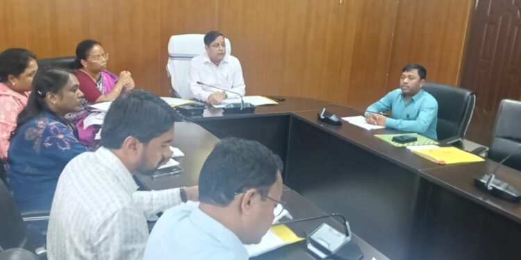गढ़वा समाहरणालय में DC पशुपति नाथ मिश्रा की कड़क क्लास! विकास योजनाओं पर ढिलाई बरतने वाले अफसरों पर बरसे; कहा— ‘काम में सुधार लाएं वरना होगी सीधी कार्रवाई’