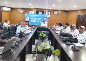 शिक्षा व्यवस्था में लापरवाही पर DC का चाबुक! गढ़वा में खराब प्रदर्शन करने वाले अफसरों को शो-कॉज, रुकेगा वेतन