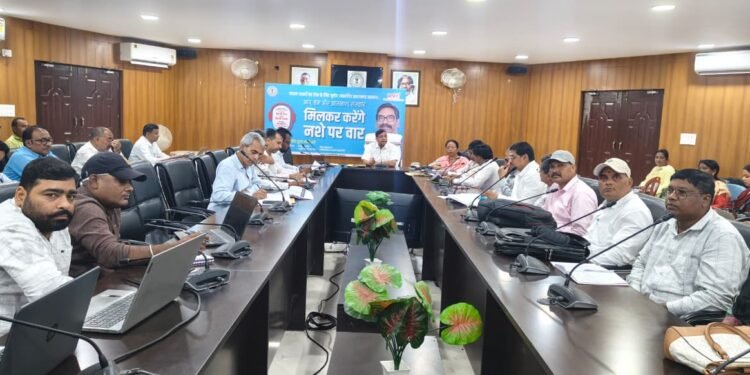 शिक्षा व्यवस्था में लापरवाही पर DC का चाबुक! गढ़वा में खराब प्रदर्शन करने वाले अफसरों को शो-कॉज, रुकेगा वेतन