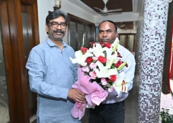 एक अनुसेवक के प्रति मुख्यमंत्री की यह संवेदनशीलता दिल जीत लेगी! CM हेमंत सोरेन ने अंगद महतो को शॉल व स्मृति चिह्न देकर दी भावुक विदाई