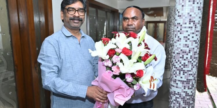 एक अनुसेवक के प्रति मुख्यमंत्री की यह संवेदनशीलता दिल जीत लेगी! CM हेमंत सोरेन ने अंगद महतो को शॉल व स्मृति चिह्न देकर दी भावुक विदाई