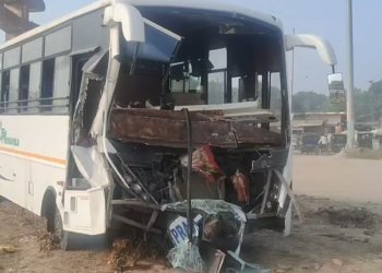 बक्सर के गंगा सेतु पर भीषण सड़क हादसा! खड़े ट्रक से टकराई तेलंगाना के श्रद्धालुओं से भरी टूरिस्ट बस, 25 यात्री घायल